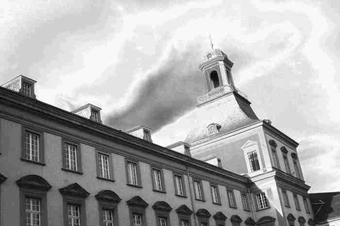 Das Hauptgebäude der Bonner Universität zur Hofgartenwiese hin in schwarz-weiß. Foto © Tom Rübenach